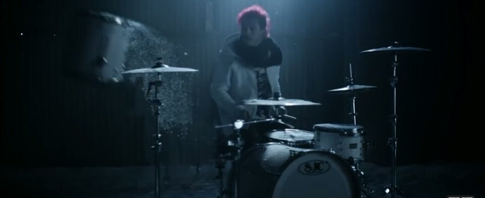 nostrendsbrasil's tweet photo. #HEAVYDIRTYCLIPE - As teorias sobre o novo clipe de Twenty One Pilots. https://t.co/kOpdKMExLJ