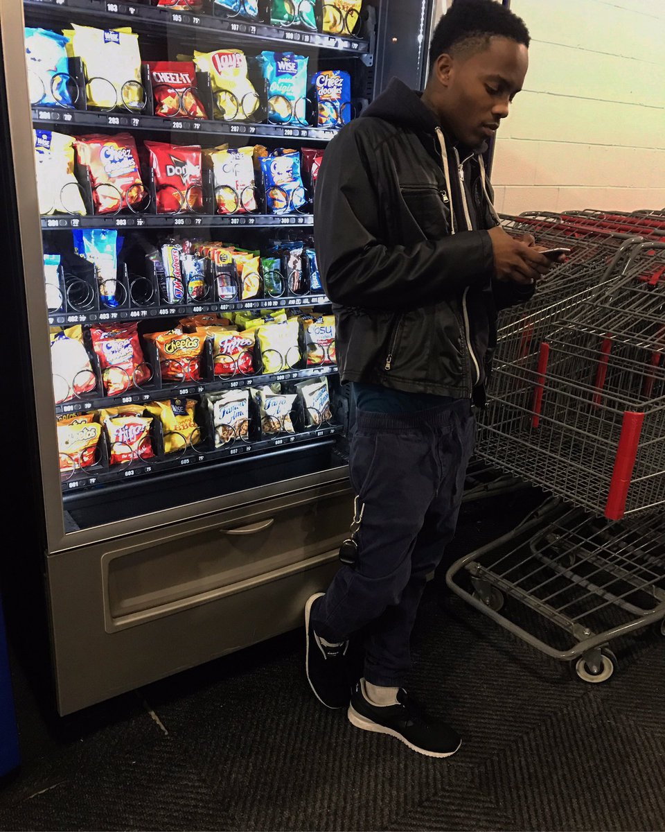 IamlilVon's tweet photo. I Had 2 🏃🏾⬆️ A Bag 💰 I Had 2 Turnup My Swagg 💫🔮 #MLB 📡#YSC🌪 #FreeDaCAMP⛓ https://t.co/IISH8EllWM
