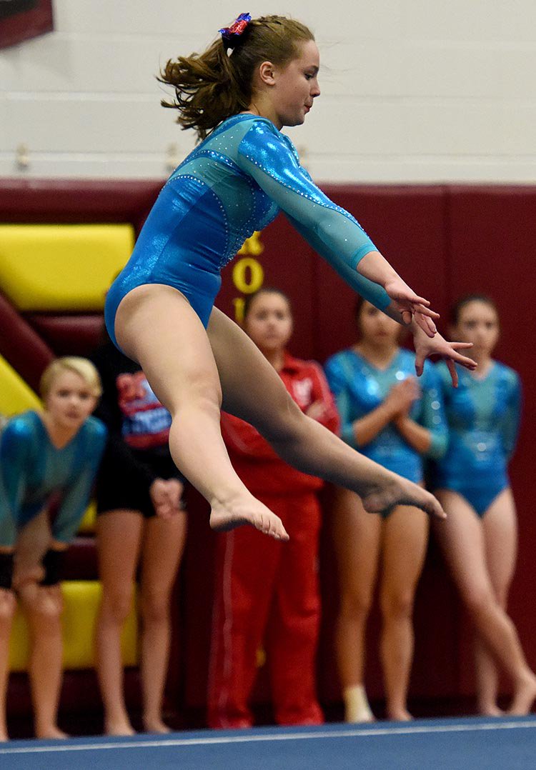 pickjay's tweet image. Photographed incredible #Gymnasts at Roosevelt High School tonight - Story by @Brian_Haenchen Results: argusne.ws/2jNgHg3 @ArgusSports