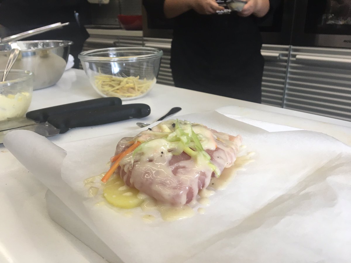 detikfood's tweet photo. Kakap merah yang sudah di siapkan di siram dengan velouté yang sudah di campur ginger vin blanc. #FrenchCookingClass https://t.co/UJfjDfe9Si