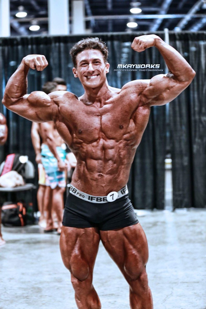 海外フィットネス フィジーク選手紹介3 Sadik Hadzovic 14年 15年のミスターオリンピアで2年連続2位になり 16年はクラシックフィジークに転向し 3位に輝く 持ち前のルックスと圧巻のバルクで ファンを魅了 こちらもjeremyに続き 誰もが憧れる