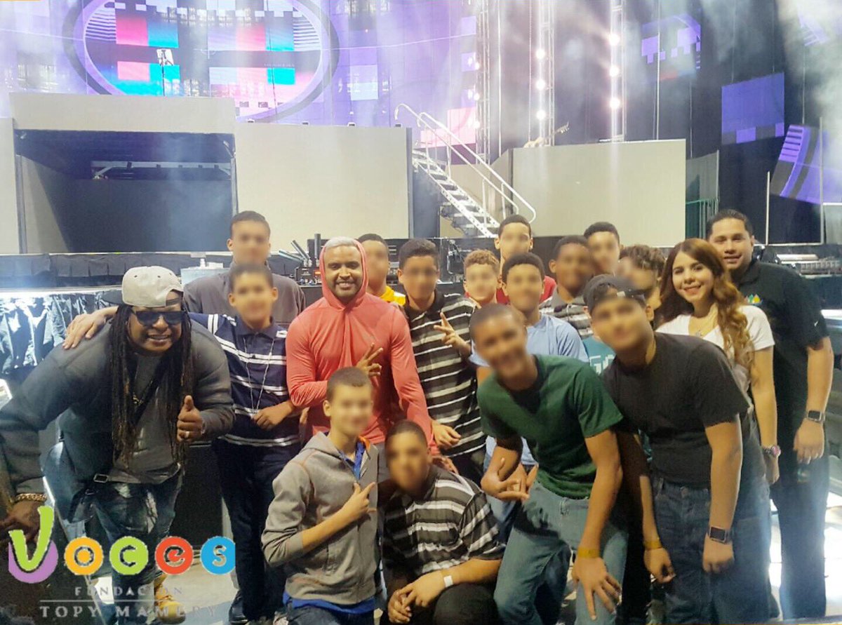 Gracias <a href="/zionylennoxpr/">Zion & Lennox</a> por recibir a los niños d Voces en los ensayos para su concierto mañana en el choliseo. Gracias Edgar Andino!