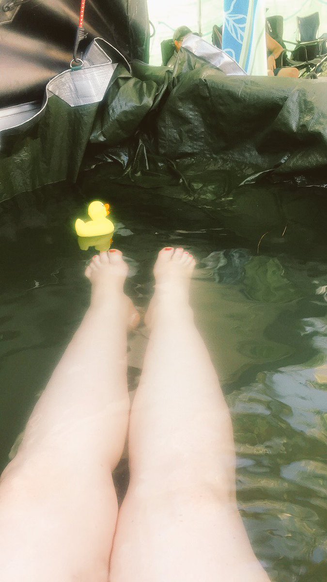 xJENASHAWx's tweet photo. 3km away from home camping at McPhillamy Park for the #Bathurst 12 Hour... cooling down the most Aussie way possible #B12hr #ute https://t.co/px9navlpK3
