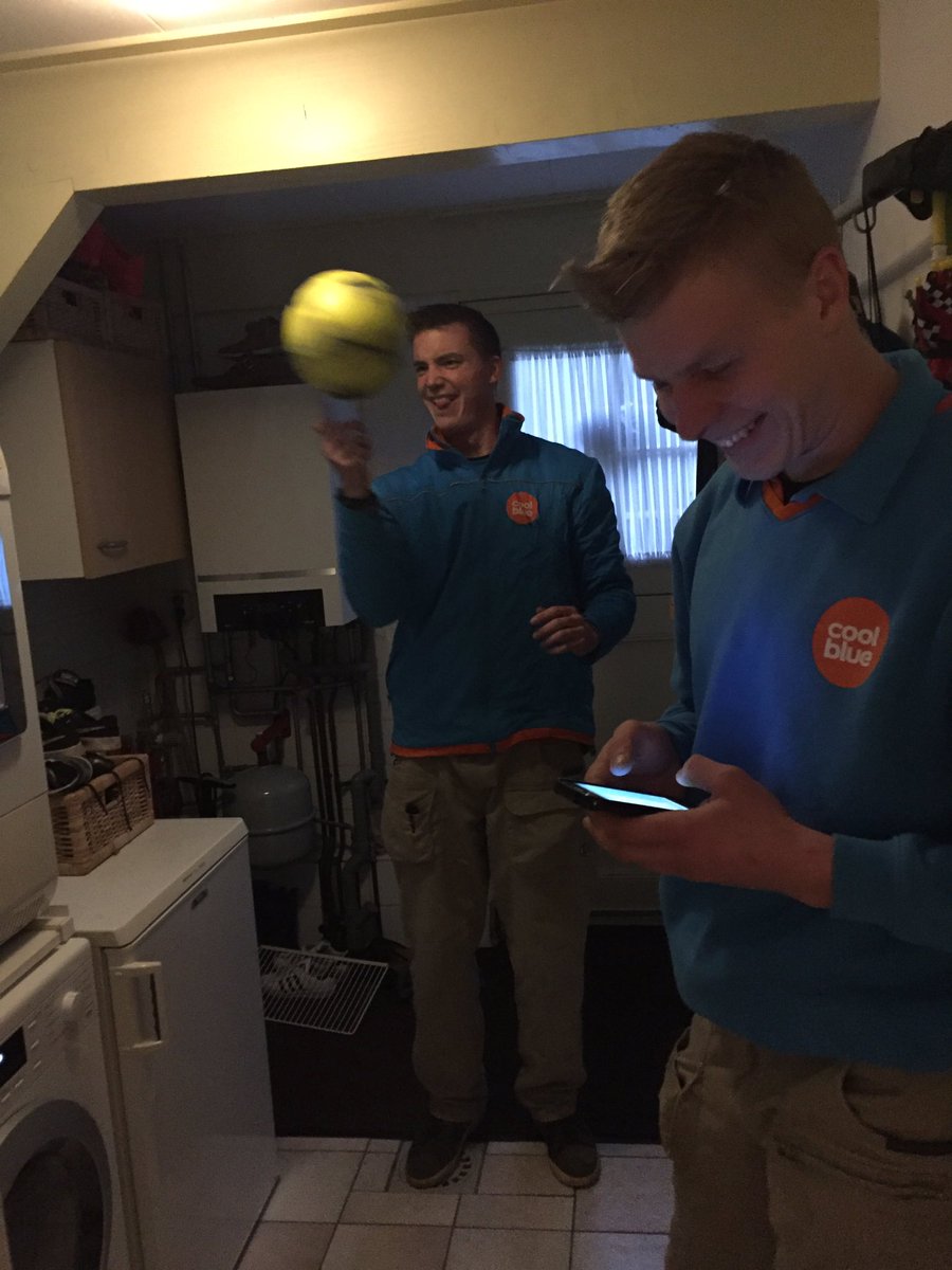 Mijn helden van de dag! Nieuwe wasmachine mét een glimlach. Welliswaar 1 dag te laat.. maar er kan weer gewassen worden 👍🏻<a href="/Coolblue_NL/">Coolblue</a>