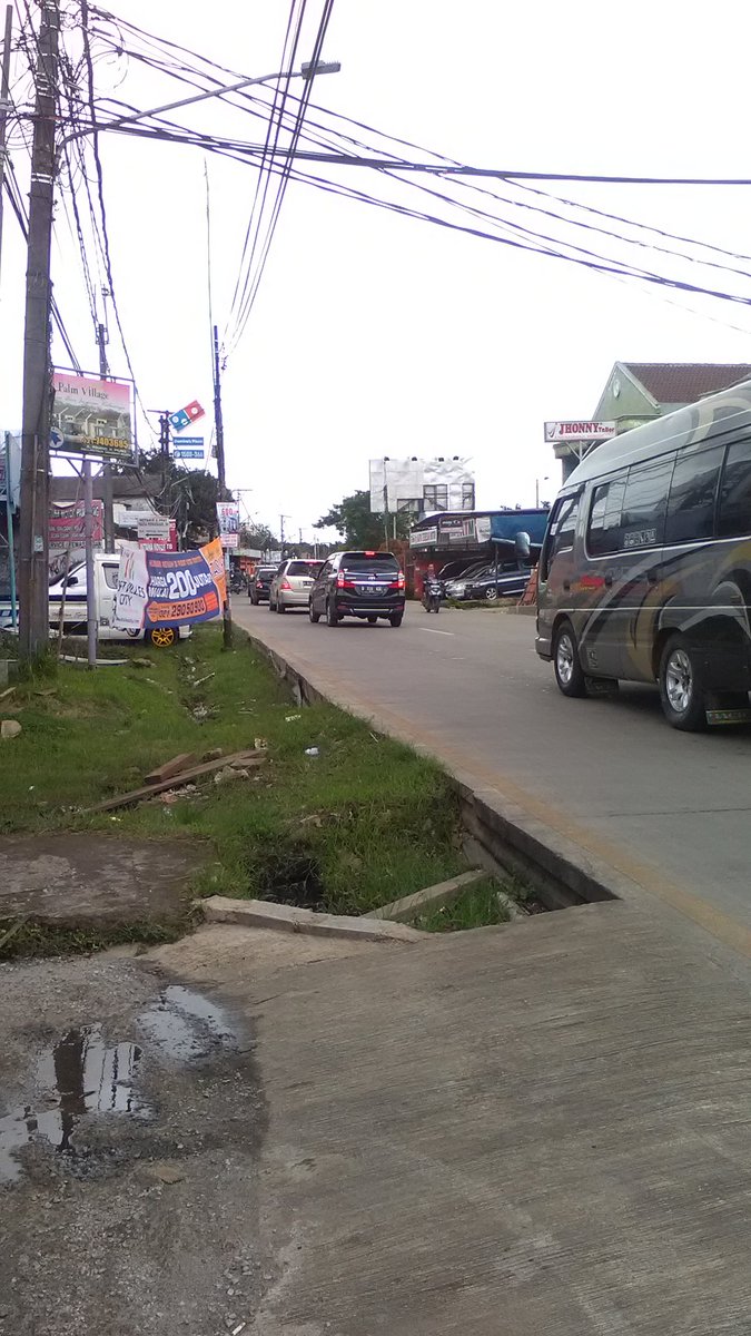 TMCPoldaMetro's tweet photo. 14:24 Arus lalin Jl.Pajajaran Pamulang padat merayap mengarah ke unpam @arie_file https://t.co/82pme960Rm