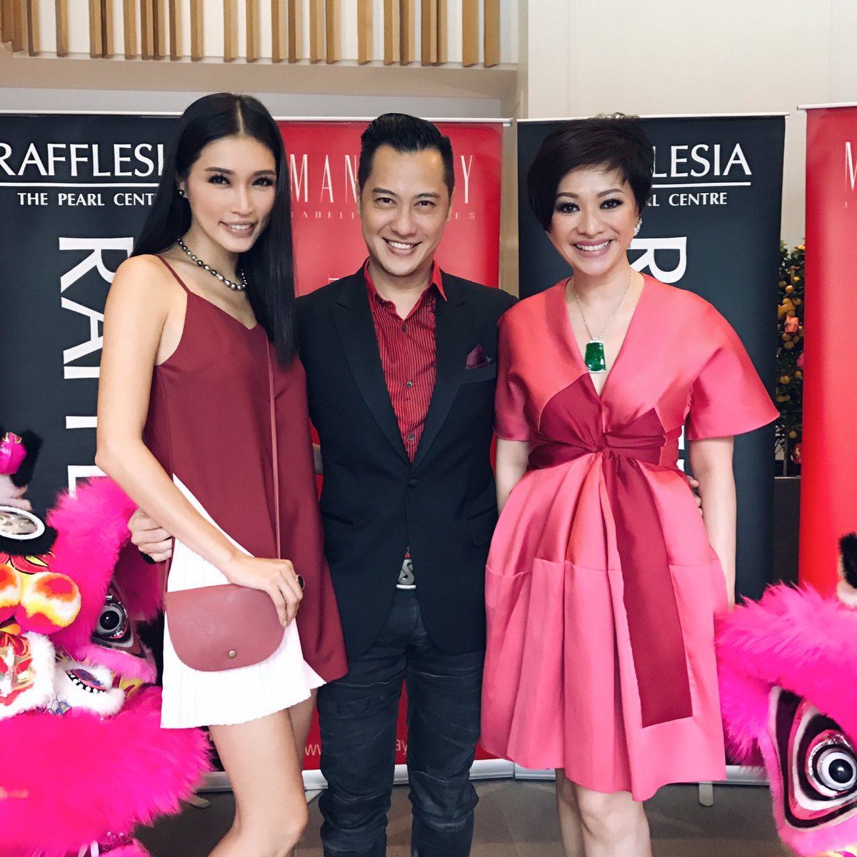 amberchia's tweet photo. Saturday #CNY2017 #Chu8 with the lovely Rafflesia #WinnieSin, the evergreen #AlbertNico & the Malaysia legend @profjimmychoo ❤️💖❤️ https://t.co/PFsZNjrztt
