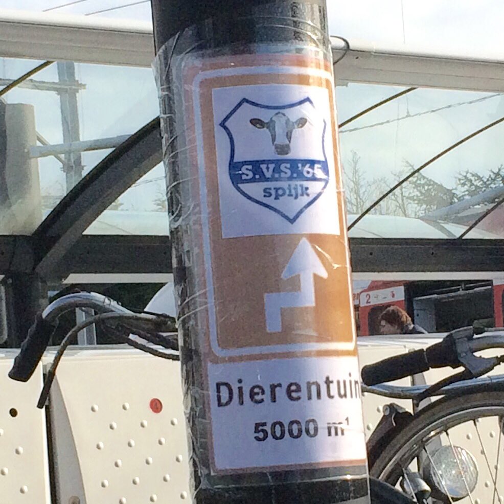 asvarkel's tweet photo. @svs65spijk aanhangers stelen vlag @asvarkel en @asvarkel supporters hangen borden op. Vanmiddag de #derby SVS-ASV. https://t.co/2Vzx3uDXER