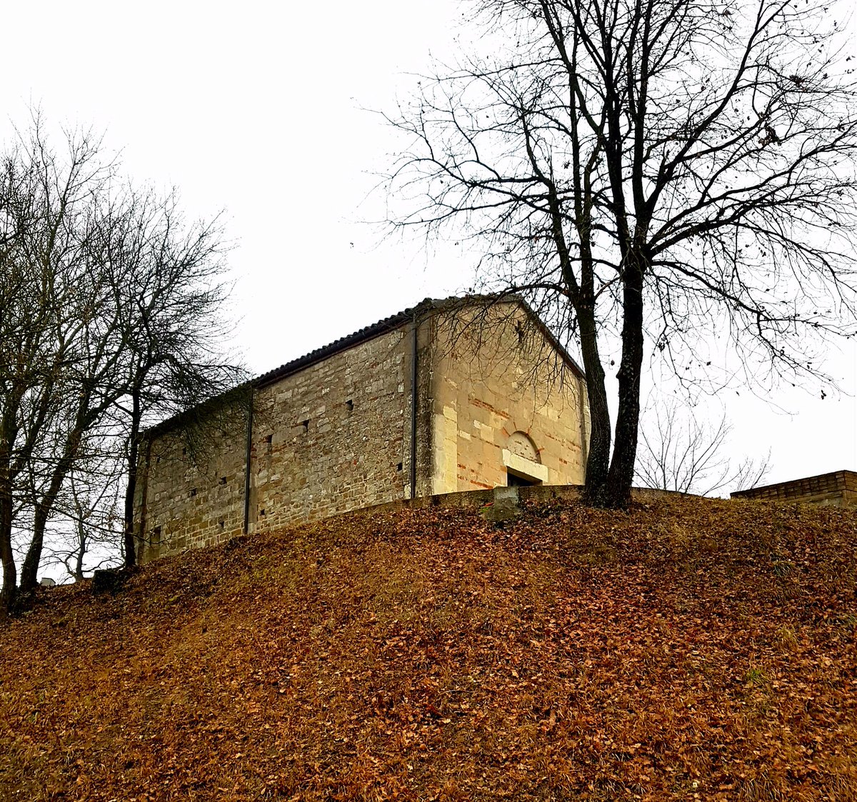 Su un poggio, in solitaria postura fra i vigneti Chiesa di San Quirico, sec. XII Monferrato, Treville