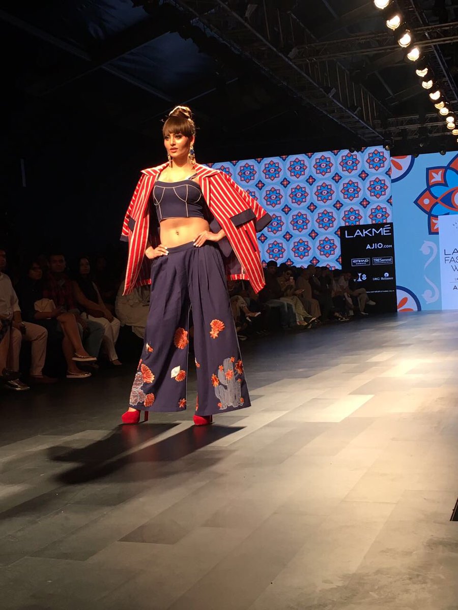 IgnindiaA's tweet photo. The #SonalVerma show at #LakmeFashionWeek gave us major nautical vibes. https://t.co/x87SHANuSu