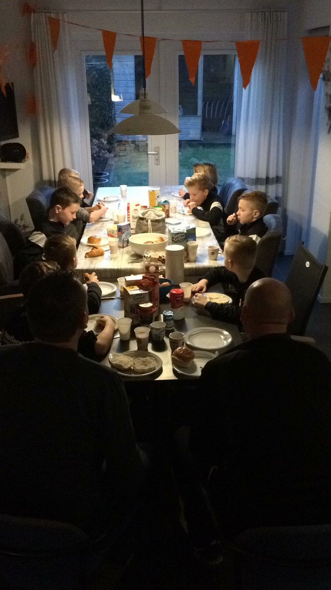 HHC_Jeugd's tweet photo. J-11/2 kent een puike voorbereiding voor de oefenwedstrijd en derby tegen @Hberg85 J-11/1. Gezamenlijk ontbijten #krachtvoer https://t.co/CDDUtSl6g0