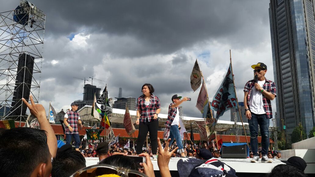 Mamsayyy's tweet photo. Project Pop at #konsergue2 ✌ 

@TikaPanggabean Kerennn yaa.. 😘 😘 https://t.co/OMExL4wWNd