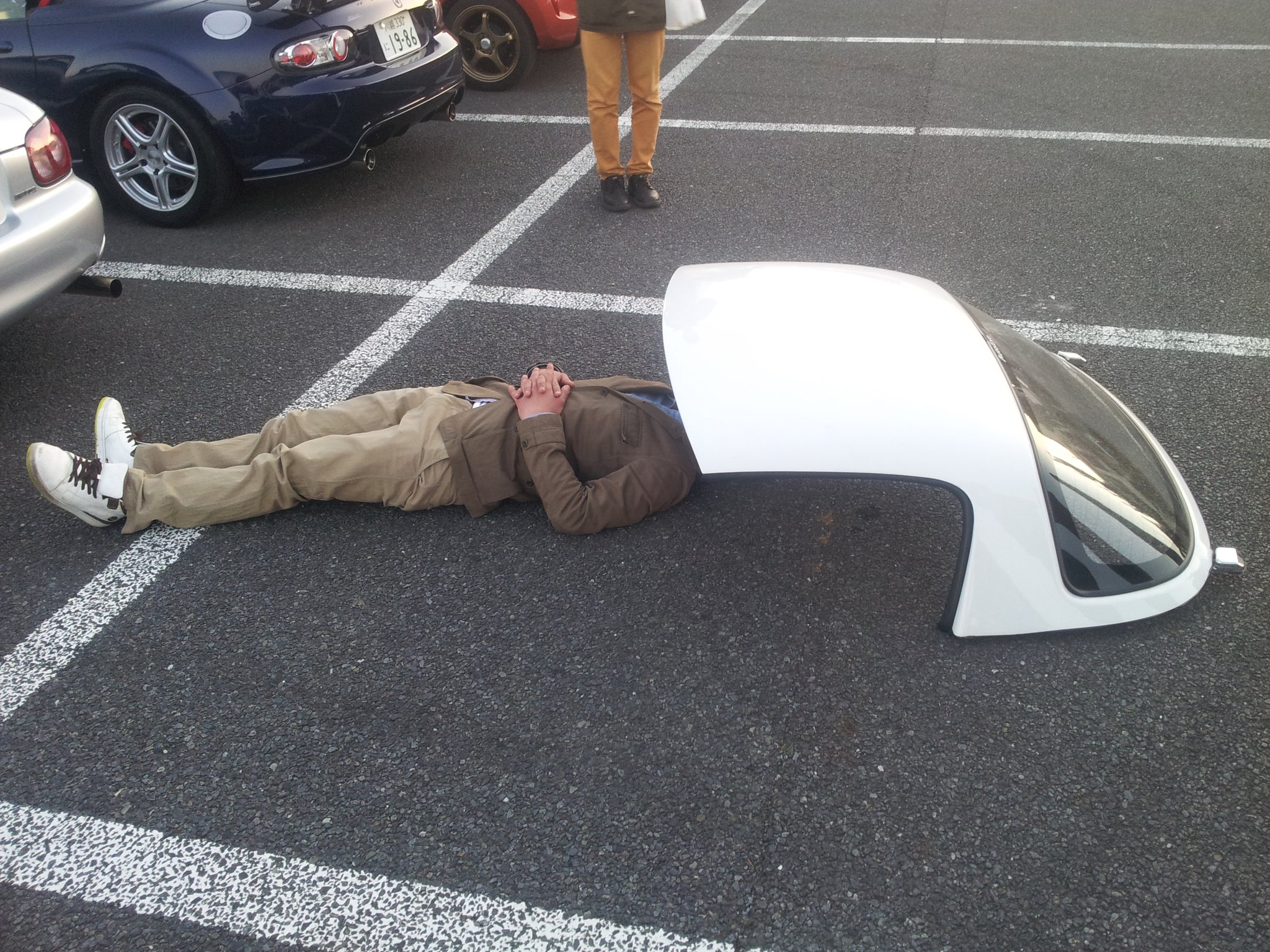 Twitter 上的 はち おっ ロードスターで車中泊してる人がいるぞ ةڼ T Co Tndwt8uzyg Twitter