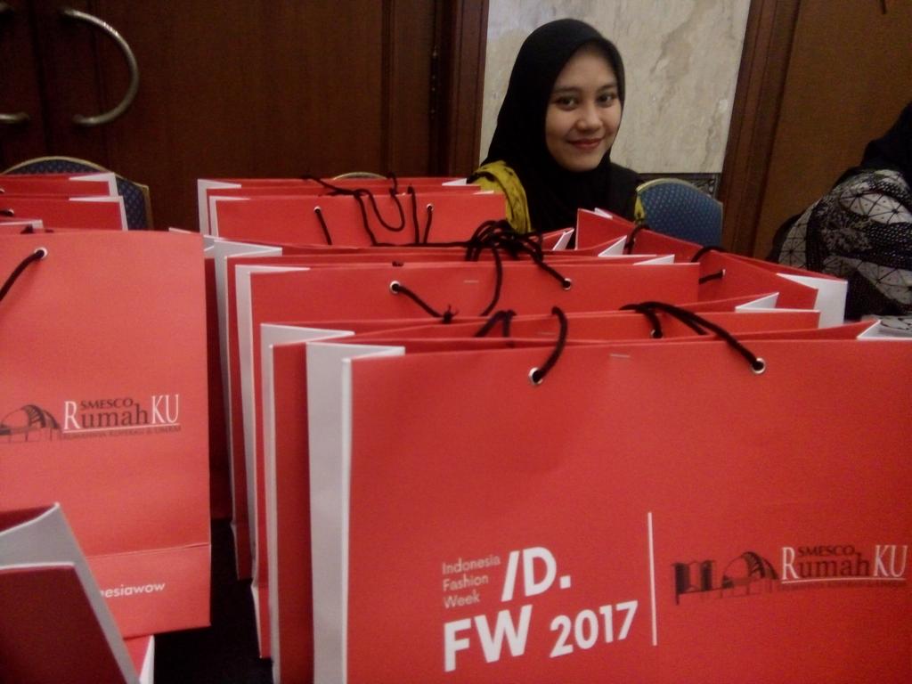 banyuwangi_kab's tweet image. Yuk merapat ke JCC, bentar lagi batik Banyuwangi mau tampil di Indonesia Fashion Week loh. Even fashion terbesar Indonesia
#Bfest #BWIatIFW