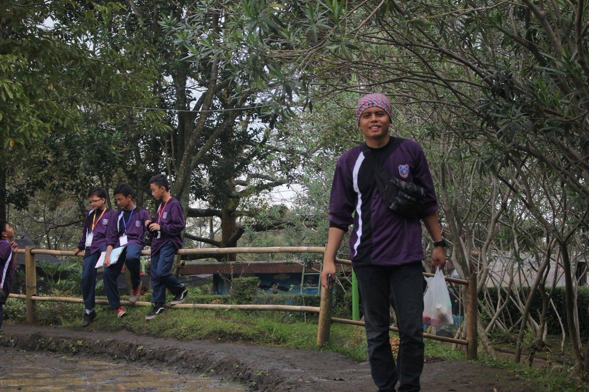 alfian_yusri14's tweet photo. Berkawan dengan alam 🌲🌲 #kegiatanluarkelas #outdoorlearningactivity #agrowisata #bhaktialam #pasuruan #jawatimur #smpmduta https://t.co/1Y3hZaaZpa