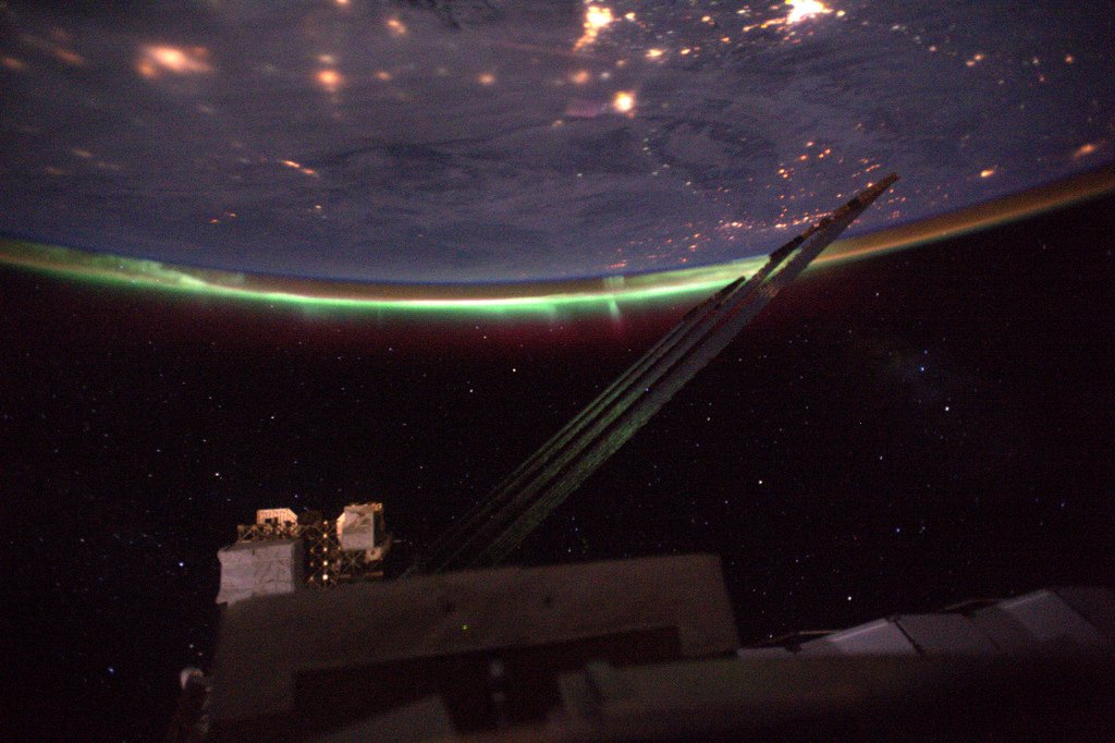2 mois après mon arrivée sur l’#ISS, j’ai enfin vu ma 1ère aurore boréale!! Des flammes vertes qui semblent danser à la surface de la Terre…