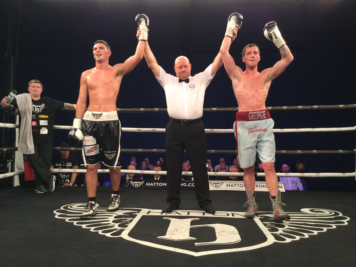 HitmanHatton's tweet image. After 8 rounds it's gone to the score cards and the ref as it as a draw for @RArrowsmith1 @HattonBoxingTV @boxnationtv