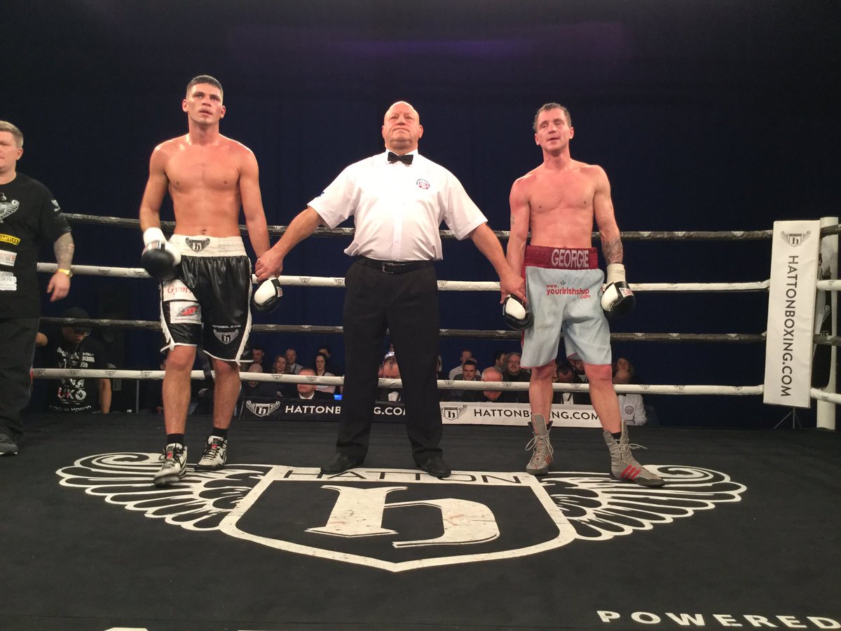 HitmanHatton's tweet image. After 8 rounds it's gone to the score cards and the ref as it as a draw for @RArrowsmith1 @HattonBoxingTV @boxnationtv