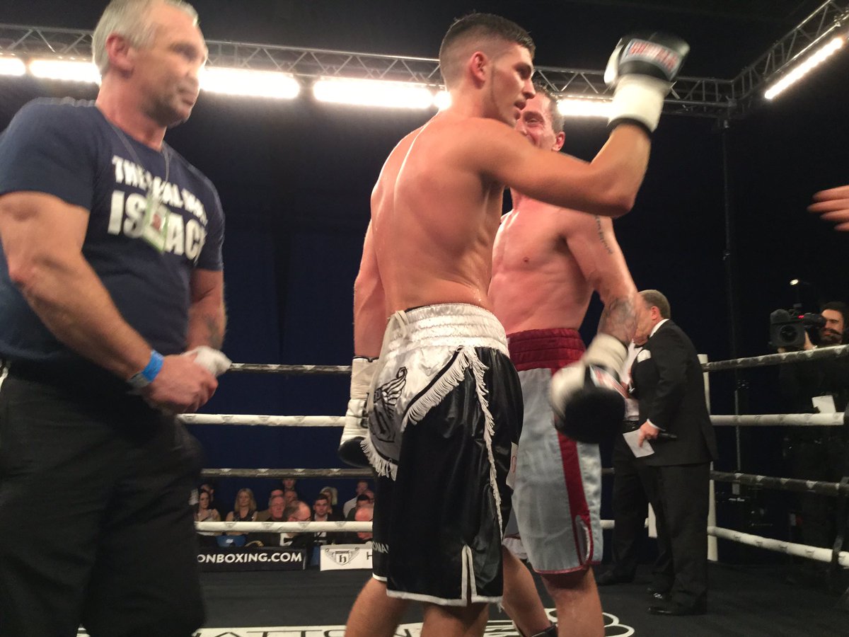 HitmanHatton's tweet image. After 8 rounds it's gone to the score cards and the ref as it as a draw for @RArrowsmith1 @HattonBoxingTV @boxnationtv