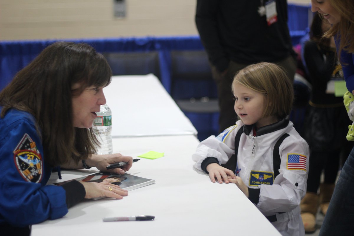 ISS_CASIS's tweet photo. Two space explorers trade stories about their adventures at #FamSciDays! https://t.co/tMEASgtoFZ
