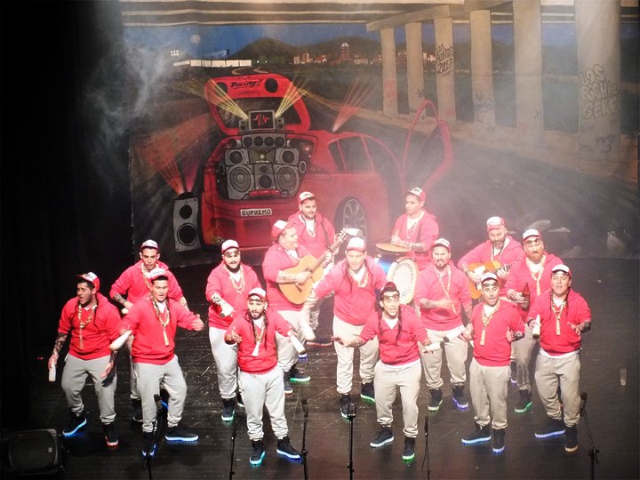 VilladelRioAyto's tweet photo. #VDRCarnaval17
🎼 “LOS RICHAL GERE” 🃏
La Asociación carnavalesca "Los Alonsos", y su tipo genuino y muy divertido. 

#CordobaEsp #Andalucía https://t.co/P1xpqwfGNR