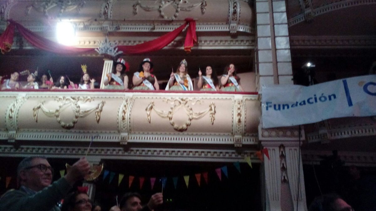Volvemos en directo al #GranTeatroHuelva con la final del #CarnavalColombino2017 Síguela en solohuelvaradio.com o aplicación móvil