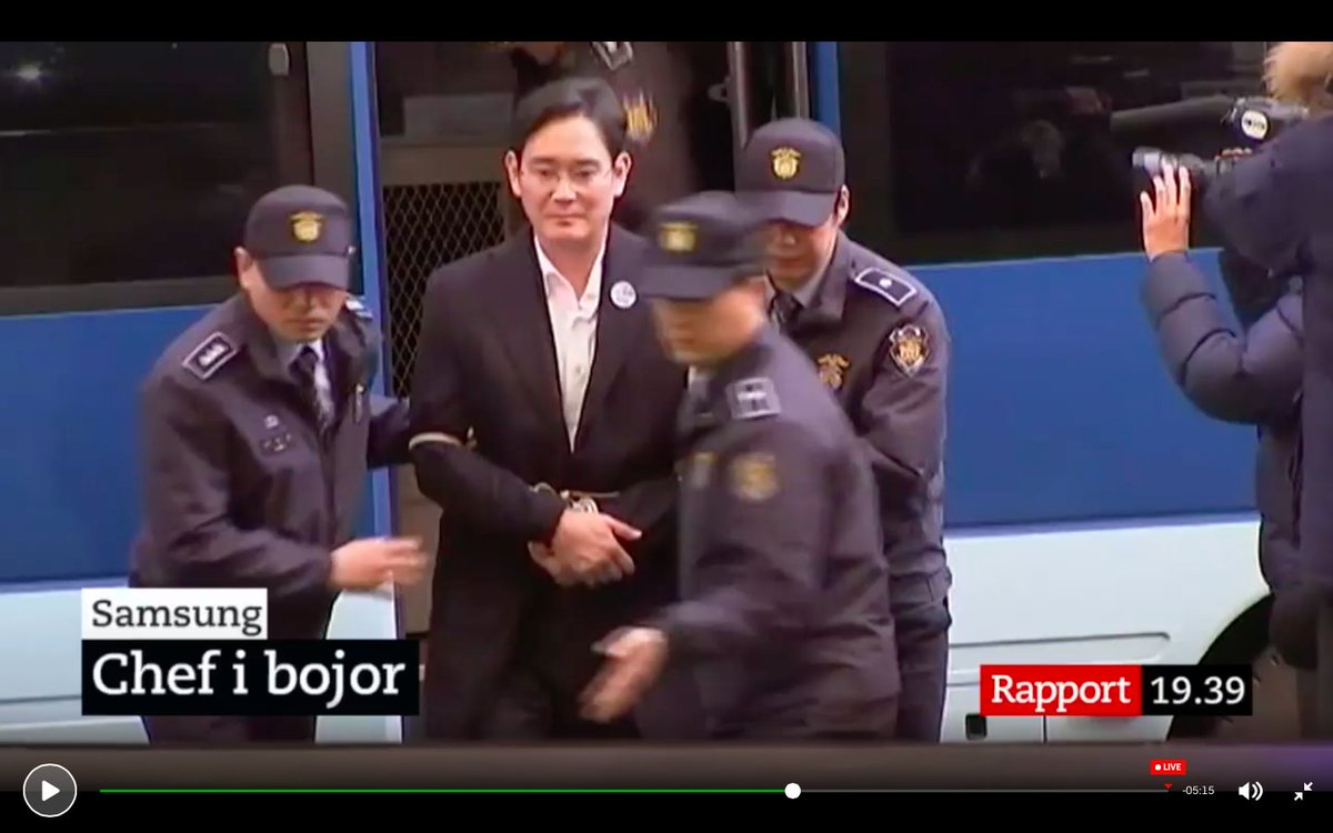 WeaponX_78's tweet photo. The vice president of Samsung is taken away in restraints. Finally they are gettering what they deserve... #Shamesung #Samesung #Clonephone https://t.co/32nsfhKKWw