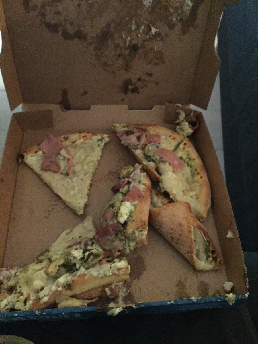 Tessyvb's tweet photo. Het is dat ik haast heb en de bezorger al weg was #Dominos anders had je hem terug gehad. Pizza op zn kop geleverd!! https://t.co/NWoqNDfI0Q