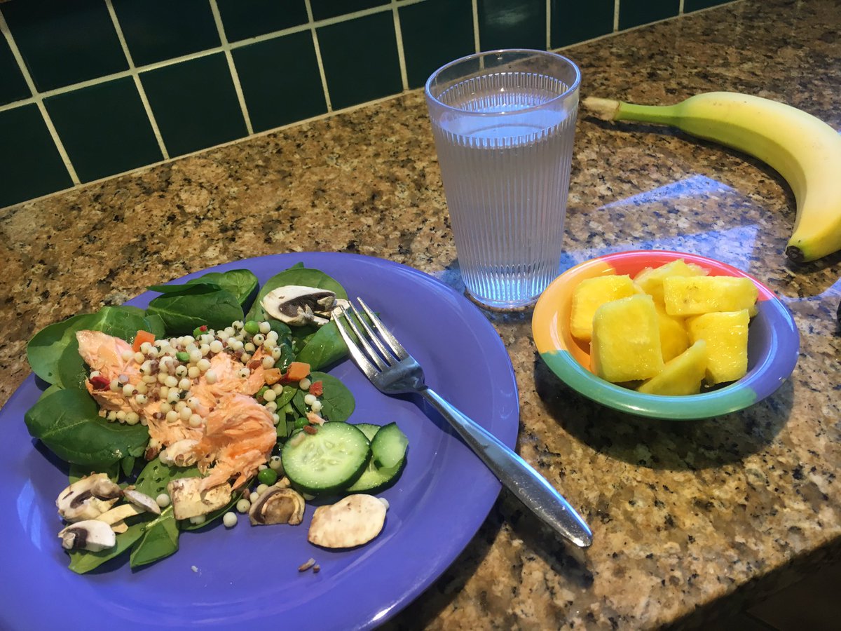 xocarlyxoo's tweet photo. salmon, mushroom, cucumber, grain mix, spinach // pineapple, banana // water! https://t.co/5PW8SFD7Ua