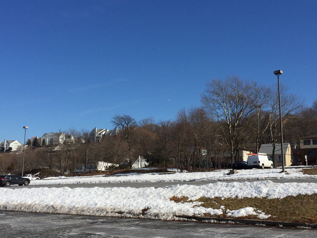 EditorRAG's tweet photo. 62 degrees in New Jersey, and you can hear the snow melting. #strangewinter #spring #thisain'tIowa https://t.co/EnBuyS3aij