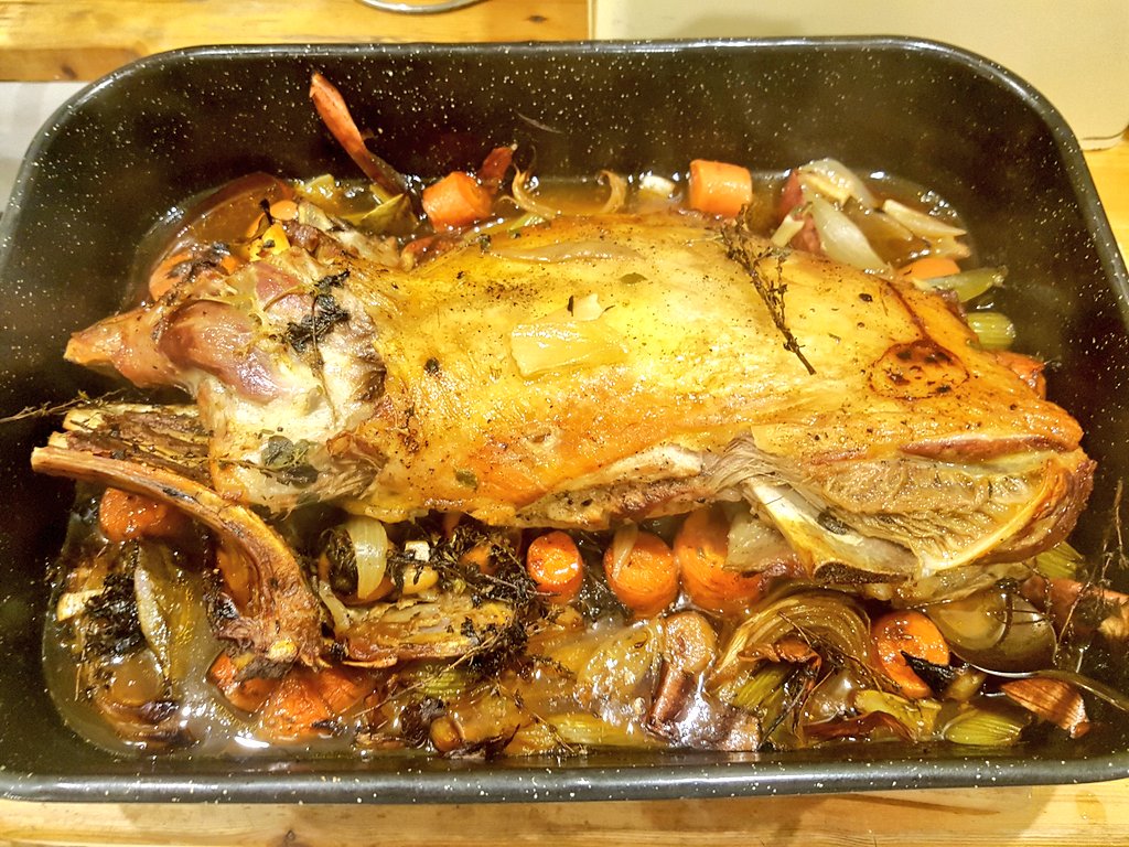 ThomHetheringto's tweet photo. About 4hrs for the roast #HighPeaklamb shoulder; I think it's due a few more yet. Extra bones in there too for good measure (ie more gravy). https://t.co/wTXN7i667j