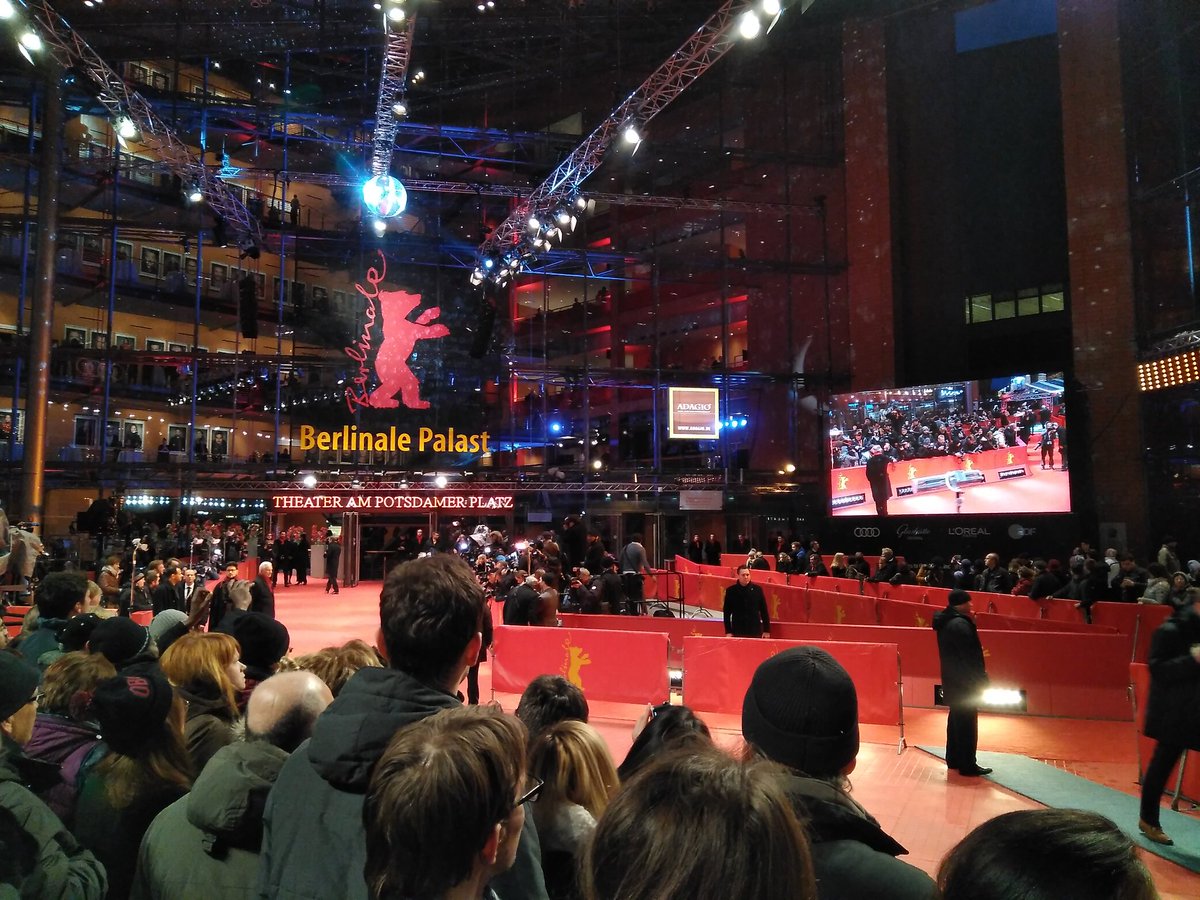 VictorTojo's tweet photo. Viendo pasar a las estrellas de cine #Berlinale2017 Otra forma de disfrutar de Potsdamer Platz. https://t.co/pf0tJtMC3X