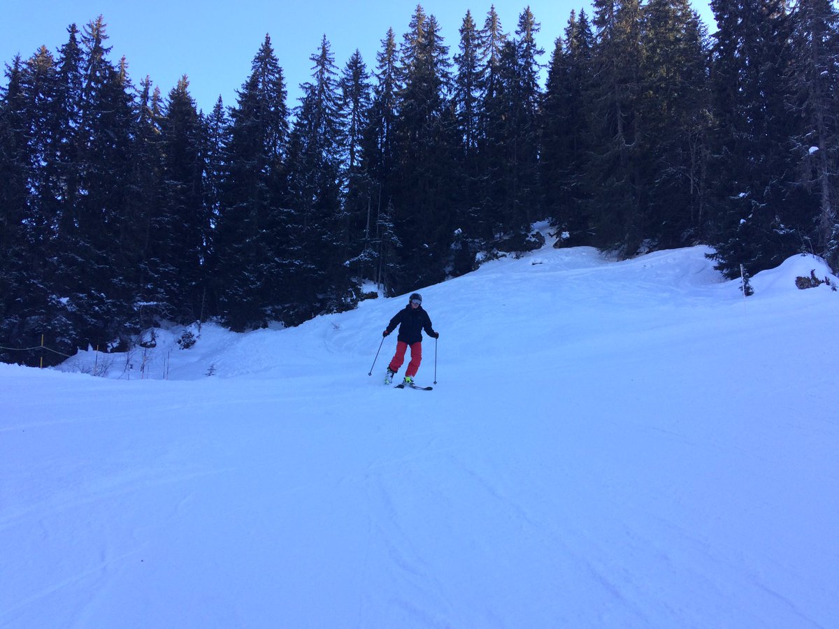 Yet another #bluebird day and a fresh dusting of #snow in #Avoriaz - we even found time for some fun in the La Chapelle #snowpark #flexiski