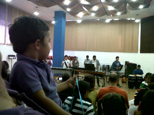seraus08's tweet photo. #MatiasBenjamin disfrutando d la presentación d hoy e  inicio del @ProgramaNIS del @ElSistema #Los42ElSistema https://t.co/Pqgd30IQQw