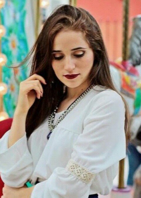 RT por más fotos de Caro con los labios rojos
the stage is yours caro
