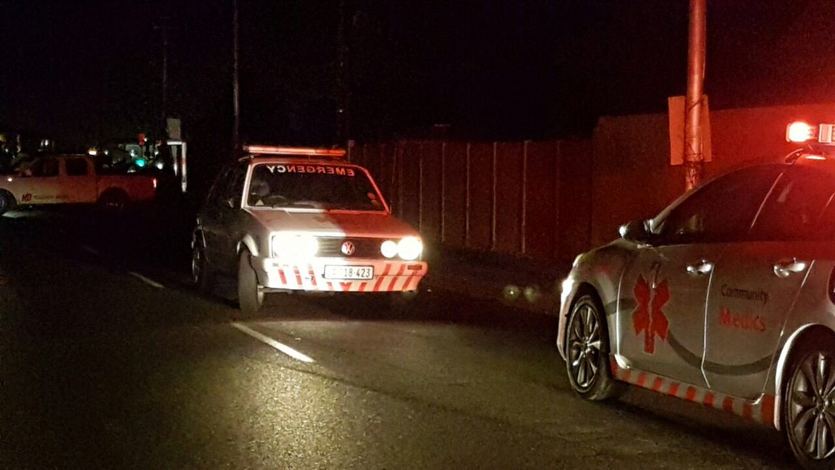 NielsNilsson's tweet photo. @CMTableView @ComMedics with assistance form @LimaCharlie1 @cptfrs @ER24CapeTown @WCHEMS Rescue at a #MVA. Photos Kim Jurgens https://t.co/TWWD0OVPLE