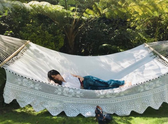 marthadebayle's tweet photo. #Instagram Sábado de relax #MarthaDebayleHome Hamaca Nicaragüense hecha por artesanos de Masaya 😍   https://t.co/sCvH01WQgw https://t.co/KeKE0h2OcP