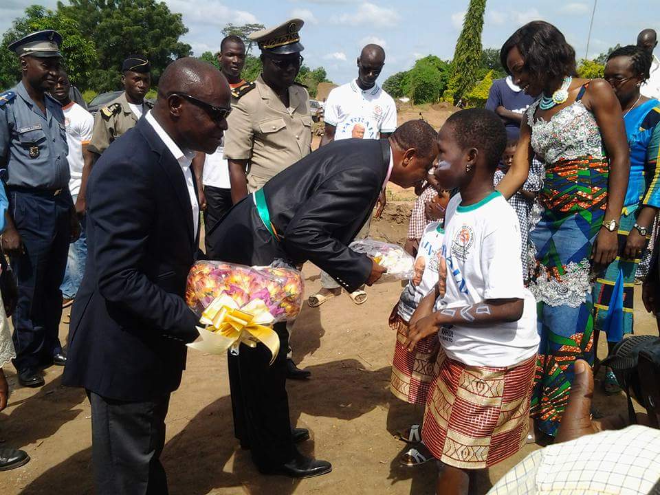 Que Dieu nous donne la force de continuer dans la mesure de nos capacités. Aider à instruire un enfant est une joie immense pour qui sait ..