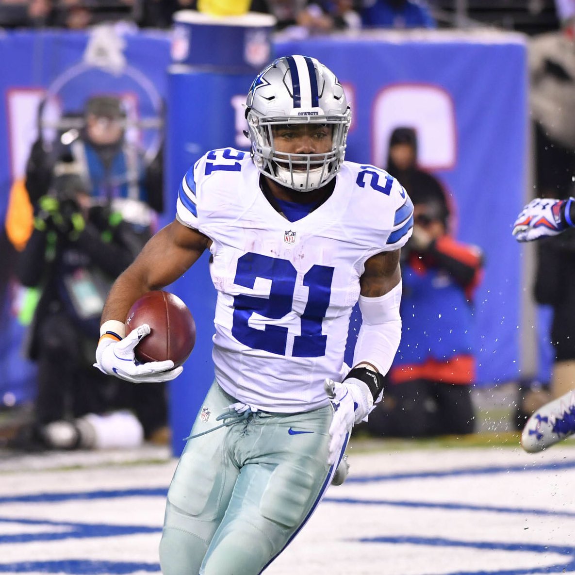 DemBoyzNation's tweet image. Best #Cowboys Player of All-Time

Round of 64

Retweet for Roger Staubach
Like for Ezekiel Elliott

#CowboysNation