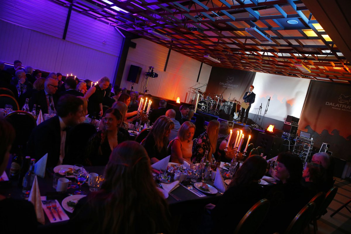 Foto_Mike_'s tweet photo. #DalaTravgalan 2017 har startat &amp; ikväll ska fjolårets två- och fyrbenta profiler hyllas. #trav #älskatrav #travgala #Dalatravet #Romme https://t.co/fPg2EeMLn7