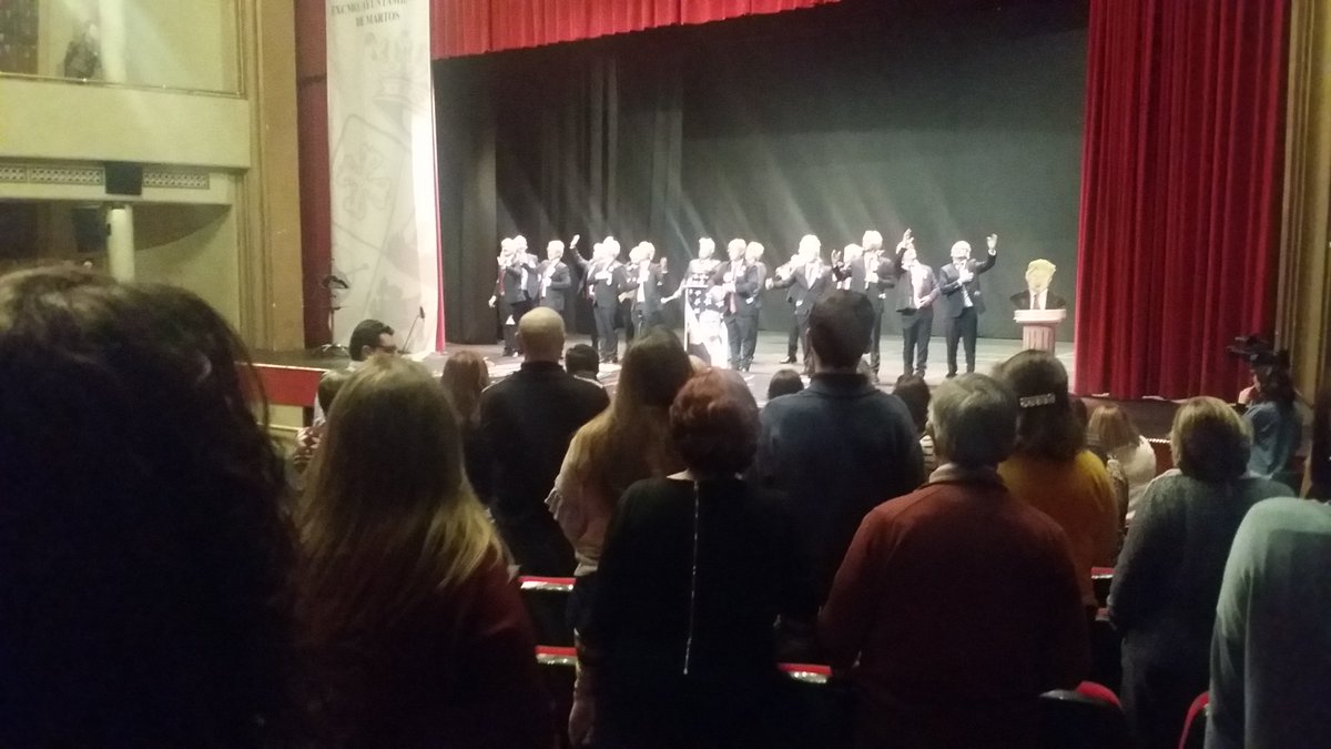 Teatro en pie para cantar #himno de <a href="/realDonaldTrump/">Donald J. Trump</a> en #finalcoacmartos #Parodia <a href="/ChirigotaMimos/">Los Mileuristas</a> #Carnaval #Martos #Torredonjimeno #EEUU