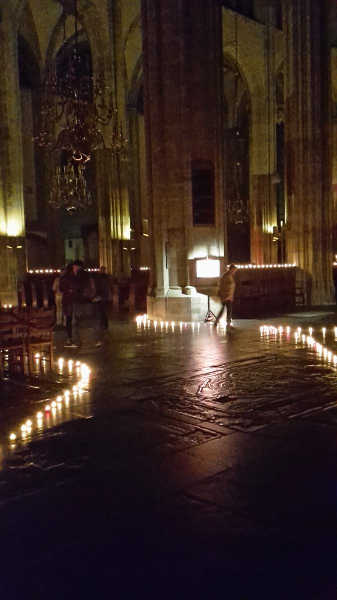 De deuren zijn weer open: kom op adem in de kaarsverlichte @DomkerkUtrecht. Nog tot 23.00! #bezinning # kaarsje