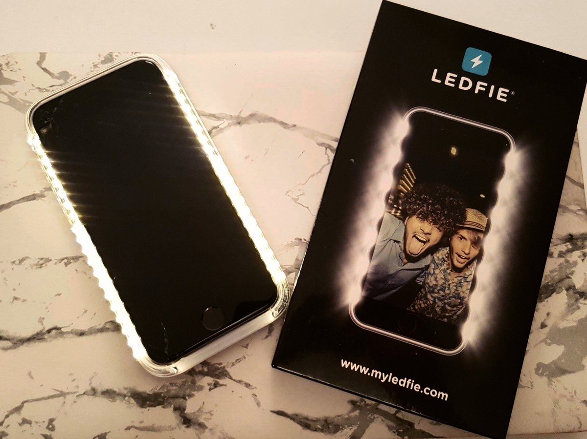 MyLedfie's tweet photo. Comment se passe votre week-end ? 🙃 #saturdaynight #weekend #light #lumiere #coquesamsung #coqueiphone #phonecase #ledfie 📱💡 https://t.co/LLN7wBXWYv