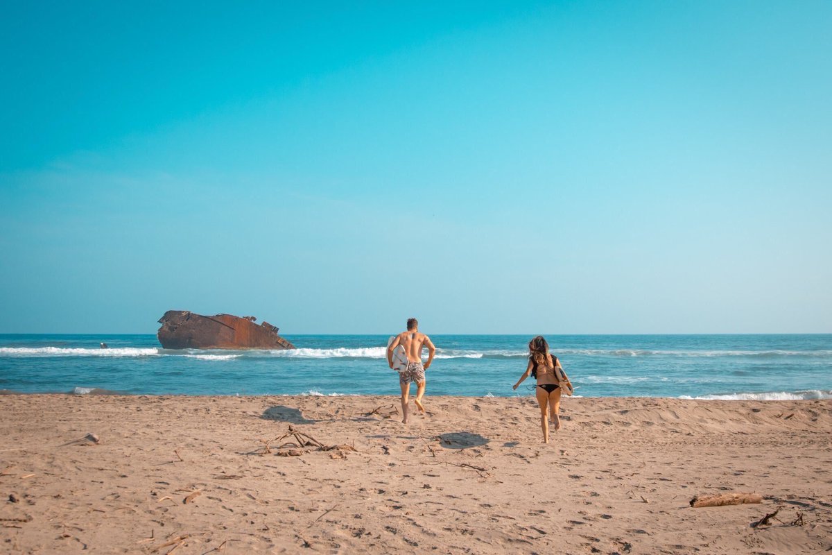 Michoacan's tweet photo. ¡Corre a la aventura en la costa michoacana! Rodéate de la naturaleza y vive una experiencia única. #SomosMichoacán 🌴 https://t.co/9pnhBIumHM