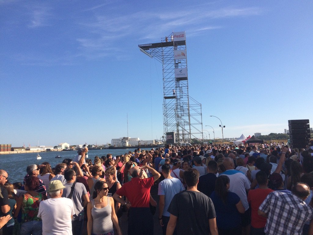 FindelMundoHD's tweet photo. Una multitud en la Base Naval acompañando el #saltomdq cc @mardelplataarg https://t.co/6zOGpvBjVc