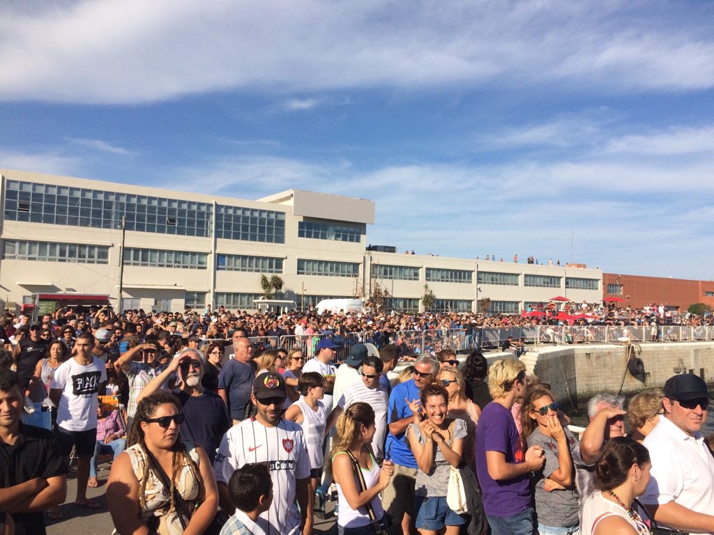 FindelMundoHD's tweet photo. Una multitud en la Base Naval acompañando el #saltomdq cc @mardelplataarg https://t.co/6zOGpvBjVc