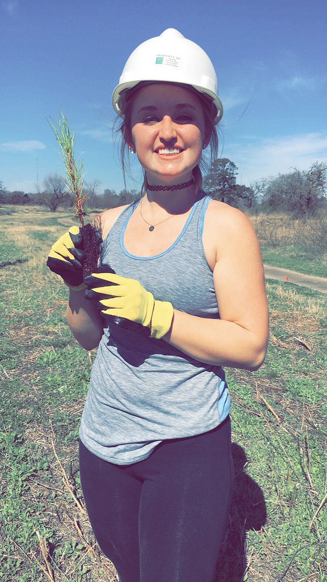 HarliePhares97's tweet photo. Fun day of planting trees and getting sunburned 💖👍🏼🌱 #LostPinesAggieReplant https://t.co/NSCcG6OB1t