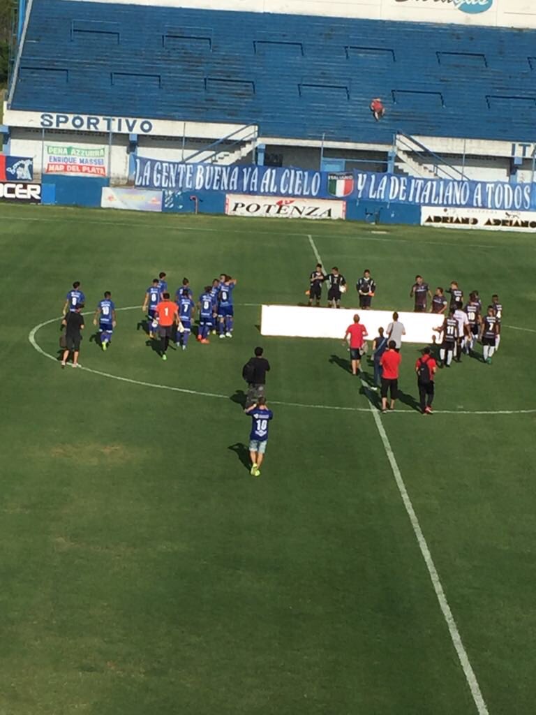 juntosporatlas's tweet photo. @FutbolAzzurroTV a punto de disputarse la #CopaAnsiada 🏆⚽️🍀 #SpItaliano vs #Atlas!!! 💪🏼⚽️🏆🍀😉 fuerza guerreros!!!💪🏼🍀🏆 https://t.co/HW5E1jIEaR