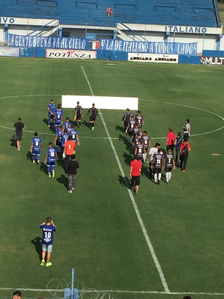 juntosporatlas's tweet photo. @FutbolAzzurroTV a punto de disputarse la #CopaAnsiada 🏆⚽️🍀 #SpItaliano vs #Atlas!!! 💪🏼⚽️🏆🍀😉 fuerza guerreros!!!💪🏼🍀🏆 https://t.co/HW5E1jIEaR