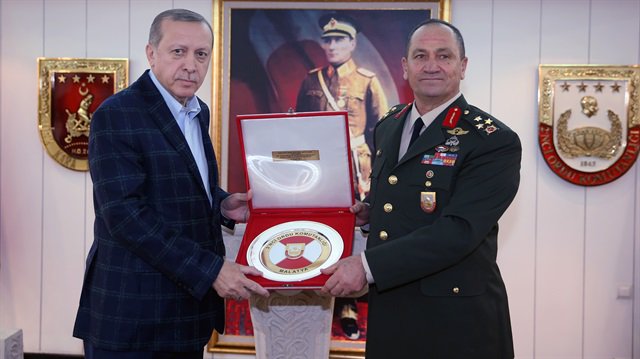 Cumhurbaşkanı Erdoğan 2. Ordu Komutanlığını ziyaret etti
yenisafak.com/gundem/cumhurb…