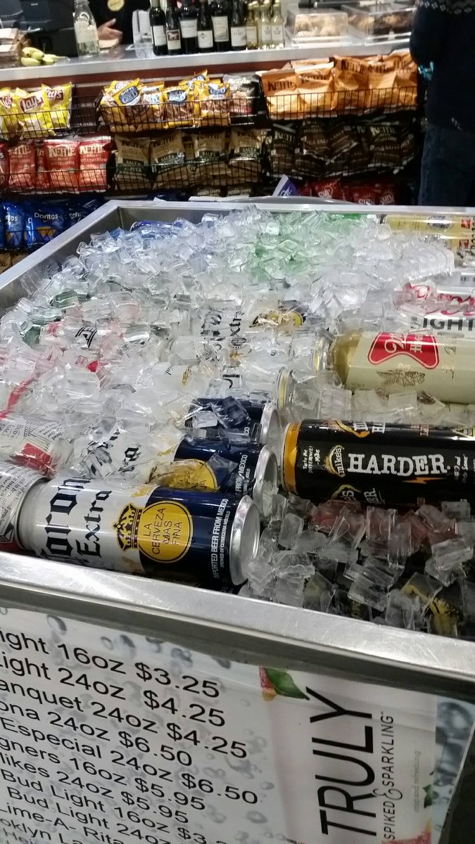 KathyKoller3's tweet photo. Another reason to love the Staten Island ferry. Jumbo beers. If only I were a drinker. https://t.co/jbCzTjCMIc
